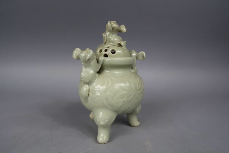 Vietnam, XXème siècle - Petit brule parfum en porcelaine émaillé celadon à déco…