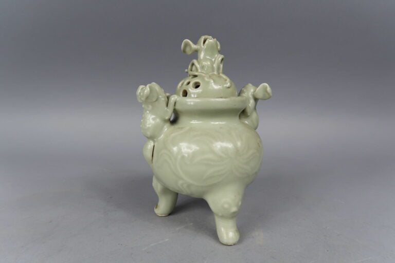 Vietnam, XXème siècle - Petit brule parfum en porcelaine émaillé celadon à déco…