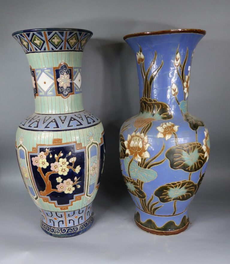 Vietnam, dans le goût - Deux grands vases balustre en céramique à décor floral,…