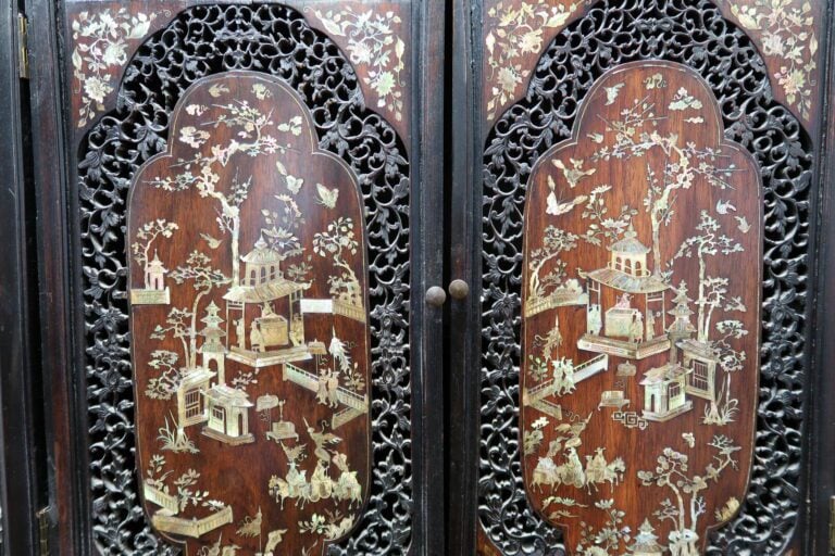 Vietnam, fin XIXe siècle - Meuble deux corps en bois exotique et incrustations…