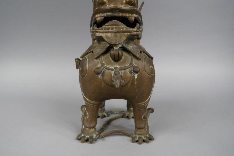 Vietnam, vers 1900 - Brûle-parfum en bronze dépatiné se tenant debout la gueule…