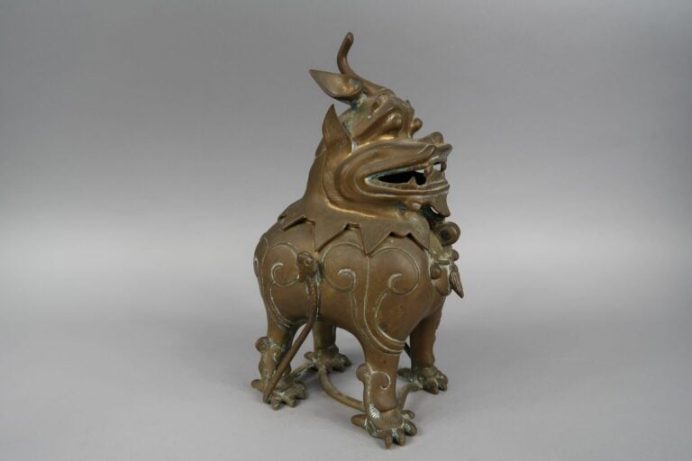 Vietnam, vers 1900 - Brûle-parfum en bronze dépatiné se tenant debout la gueule…