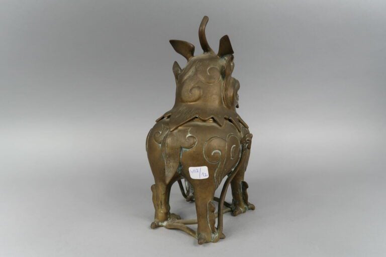 Vietnam, vers 1900 - Brûle-parfum en bronze dépatiné se tenant debout la gueule…