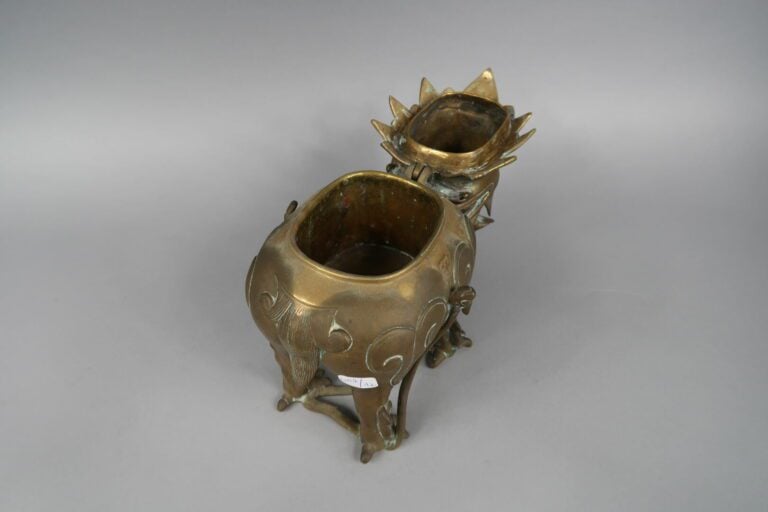 Vietnam, vers 1900 - Brûle-parfum en bronze dépatiné se tenant debout la gueule…