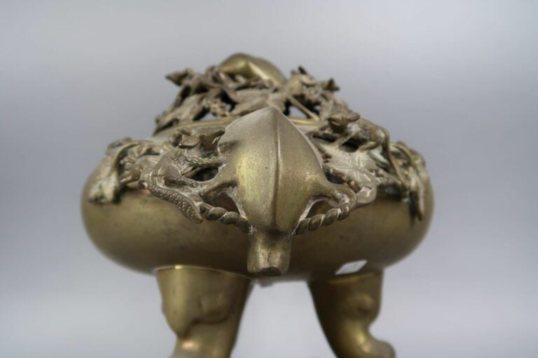Vietnam, vers 1900 - Brûle-parfum en bronze dépatiné tripode. Les prises en for…