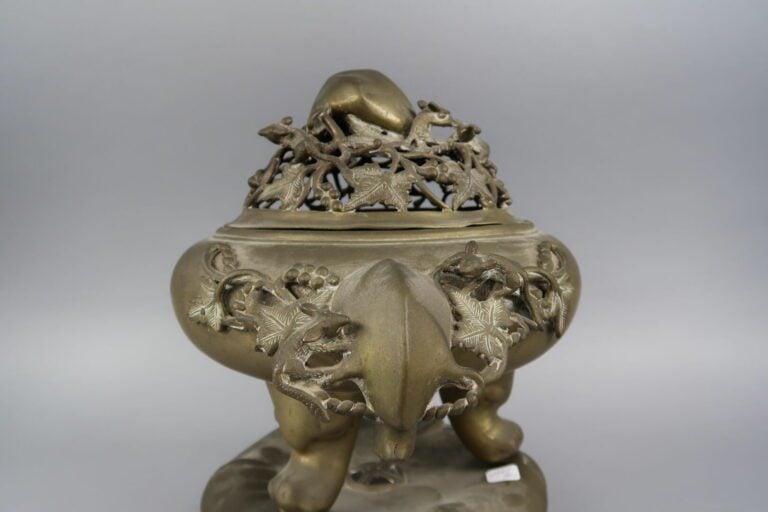 Vietnam, vers 1900 - Brûle-parfum en bronze dépatiné tripode. Les prises en for…