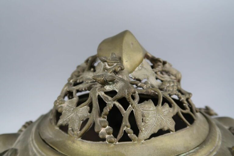 Vietnam, vers 1900 - Brûle-parfum en bronze dépatiné tripode. Les prises en for…