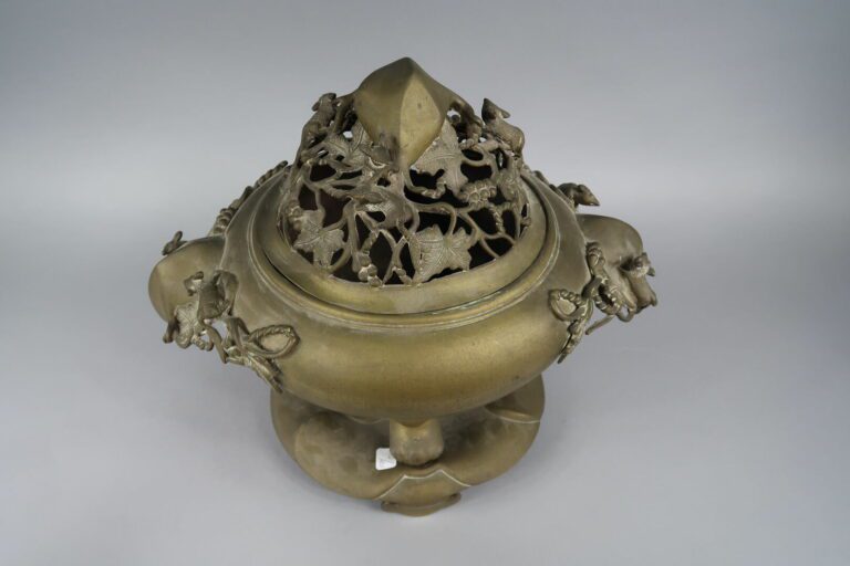 Vietnam, vers 1900 - Brûle-parfum en bronze dépatiné tripode. Les prises en for…