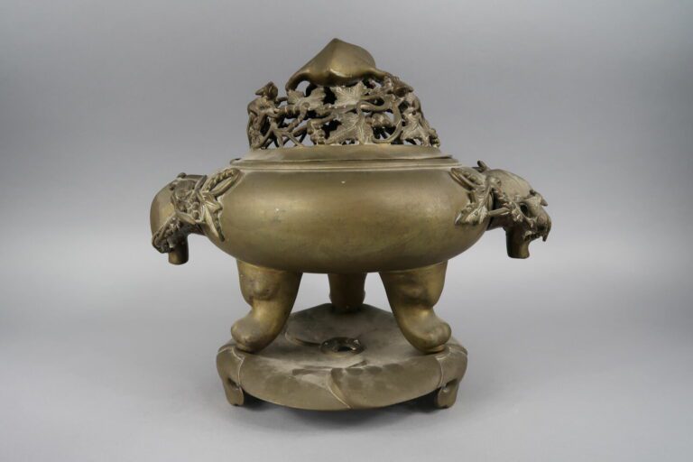 Vietnam, vers 1900 - Brûle-parfum en bronze dépatiné tripode. Les prises en for…