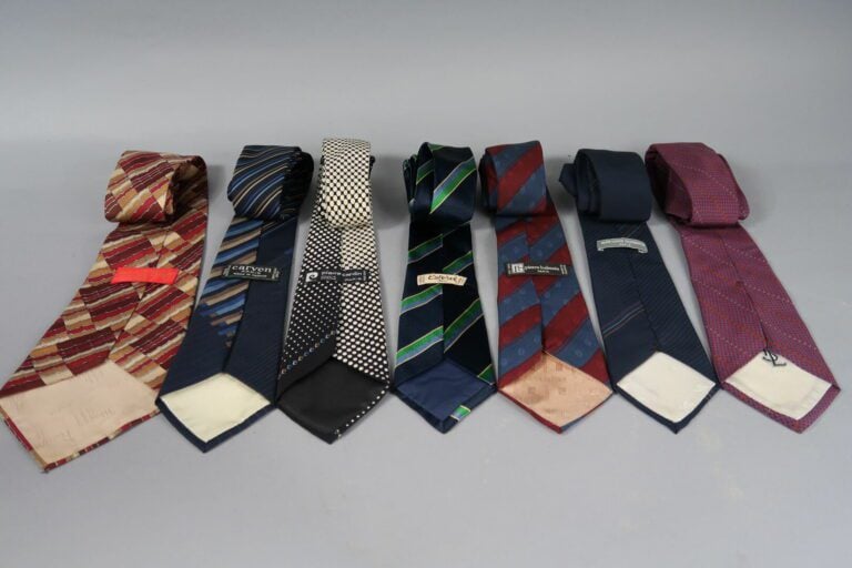 Yves SAINT LAURENT, CARDIN, BALMAIN, etc - Lot de cravates en soie à motifs div…