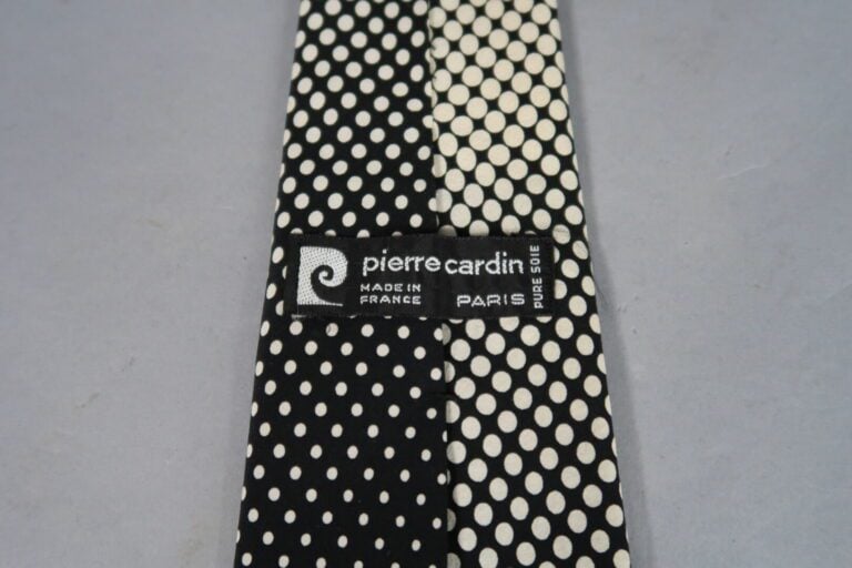 Yves SAINT LAURENT, CARDIN, BALMAIN, etc - Lot de cravates en soie à motifs div…