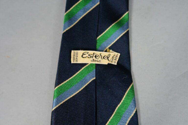 Yves SAINT LAURENT, CARDIN, BALMAIN, etc - Lot de cravates en soie à motifs div…