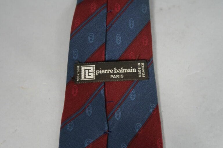 Yves SAINT LAURENT, CARDIN, BALMAIN, etc - Lot de cravates en soie à motifs div…