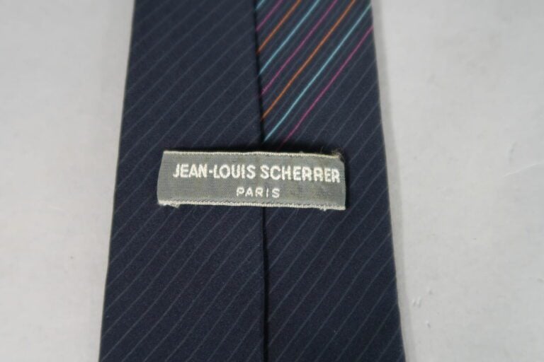 Yves SAINT LAURENT, CARDIN, BALMAIN, etc - Lot de cravates en soie à motifs div…
