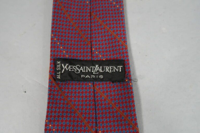Yves SAINT LAURENT, CARDIN, BALMAIN, etc - Lot de cravates en soie à motifs div…