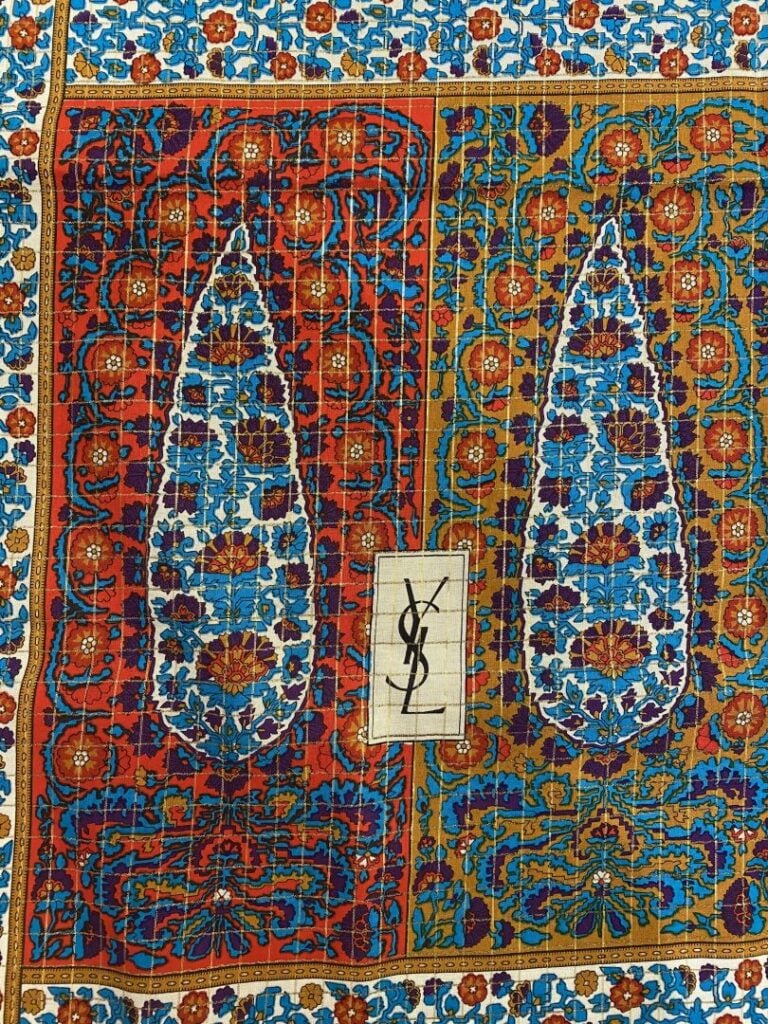 Yves SAINT LAURENT - Châle à motif cachemire stylisé sur fond bleu marine et lu…