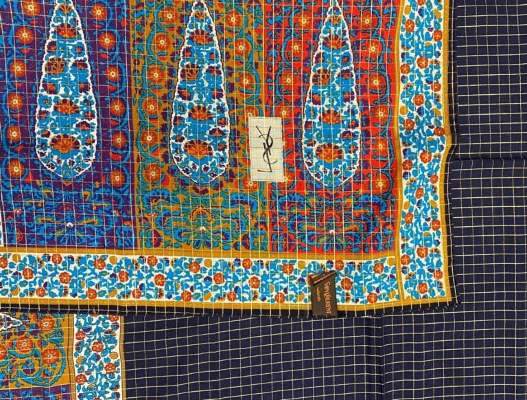 Yves SAINT LAURENT - Châle à motif cachemire stylisé sur fond bleu marine et lu…