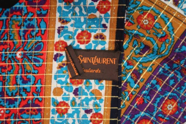 Yves SAINT LAURENT - Châle à motif cachemire stylisé sur fond bleu marine et lu…