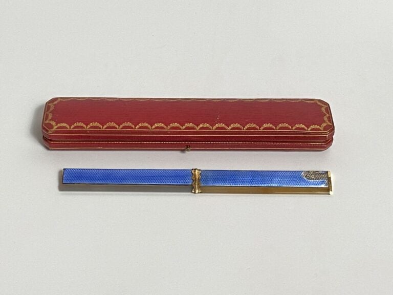 CARTIER - COUPE PAPIER en or jaune (750‰) ciselé et argent (min. 800‰) orné d'é…