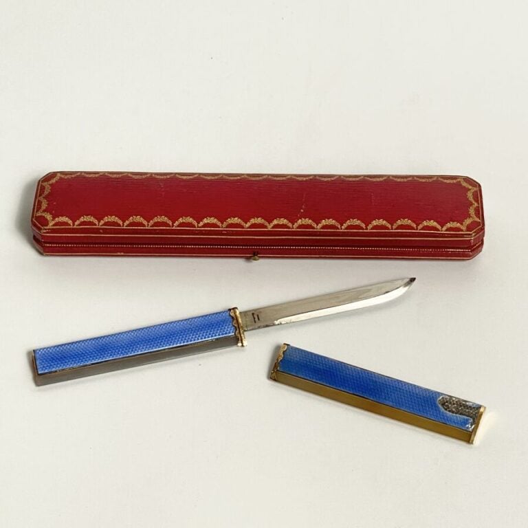 CARTIER - COUPE PAPIER en or jaune (750‰) ciselé et argent (min. 800‰) orné d'é…