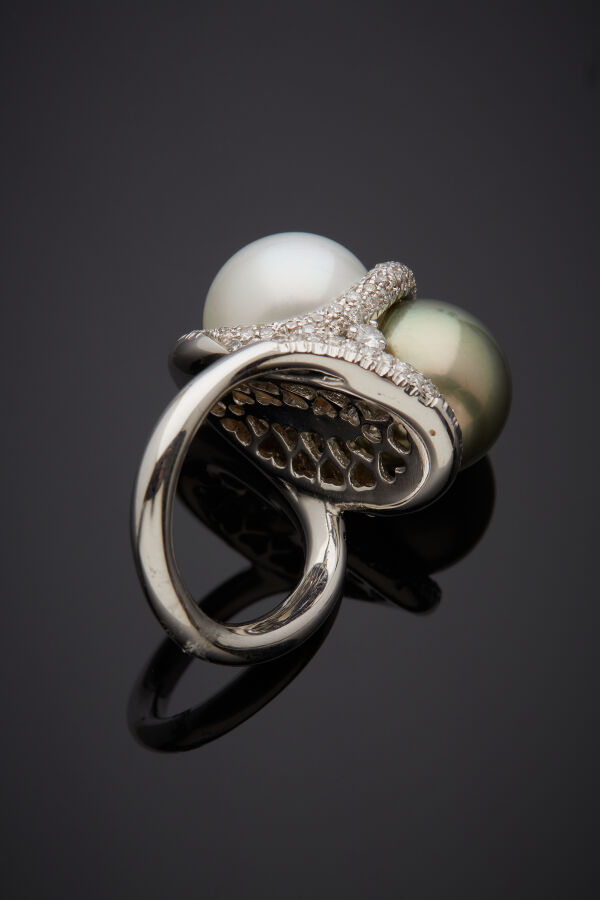 Importante BAGUE « toi et moi » en or gris (750‰) orné de deux perles de cultur…