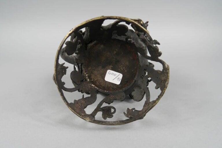 Chine - Verseuse en bronze à décor en relief de phénix, qilin, singe ... Le pie…