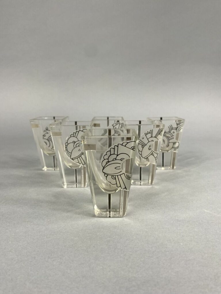 BACCARAT - Ensemble de six verres en cristal à bord évasé à décor de motifs flo…