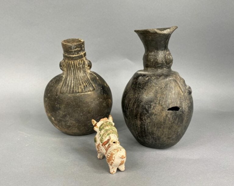 Lot de souvenirs de voyage comprenant deux vases anthropomorphes en terre cuite…