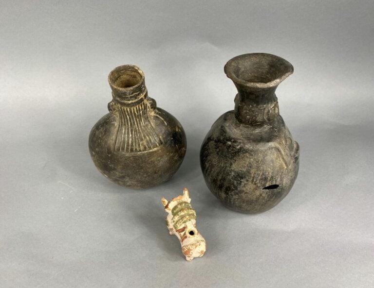 Lot de souvenirs de voyage comprenant deux vases anthropomorphes en terre cuite…