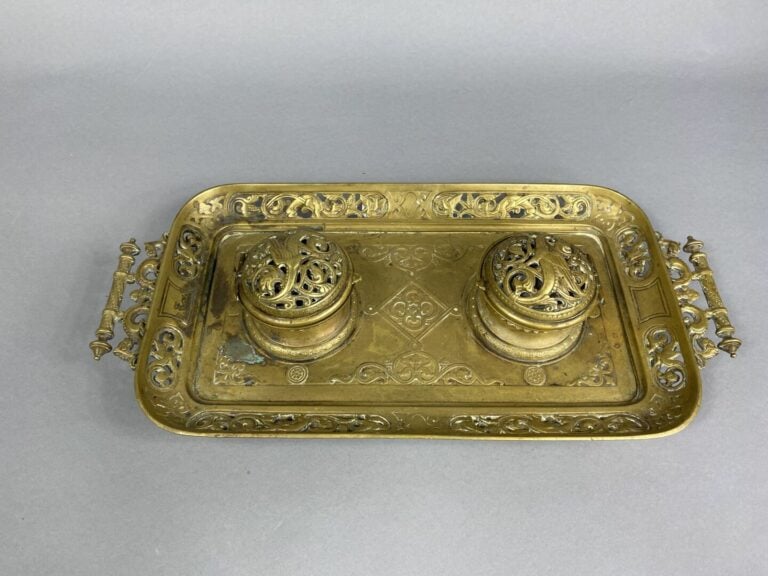 Encrier en bronze doré à deux godets à décor ajouré d'oiseaux, volutes et rince…