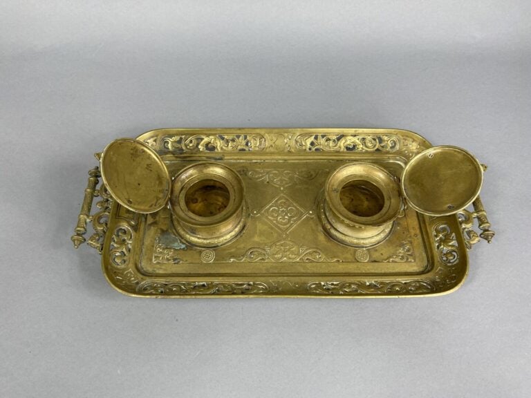 Encrier en bronze doré à deux godets à décor ajouré d'oiseaux, volutes et rince…
