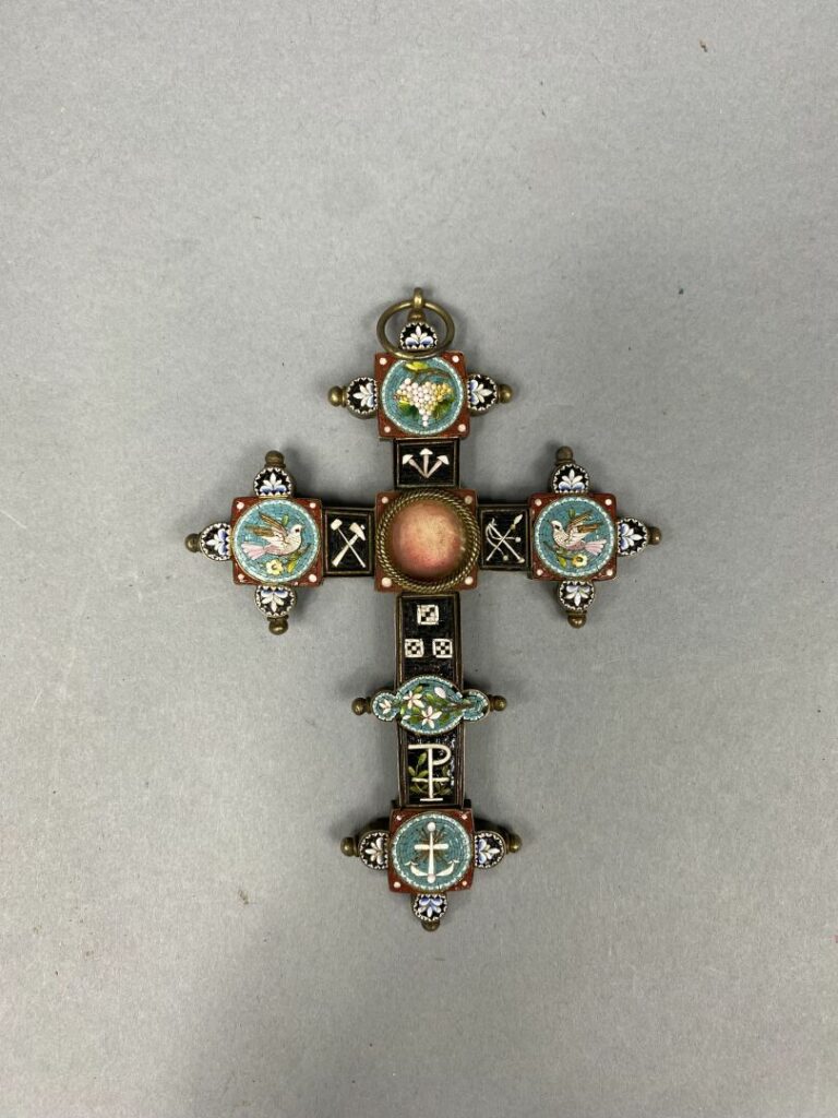 Croix en métal à décor de micromosaïque figurant des colombes et les instrument…