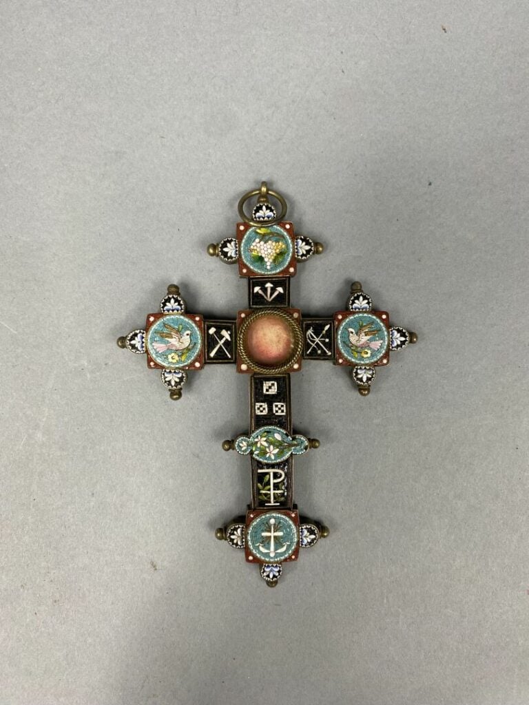 Croix en métal à décor de micromosaïque figurant des colombes et les instrument…