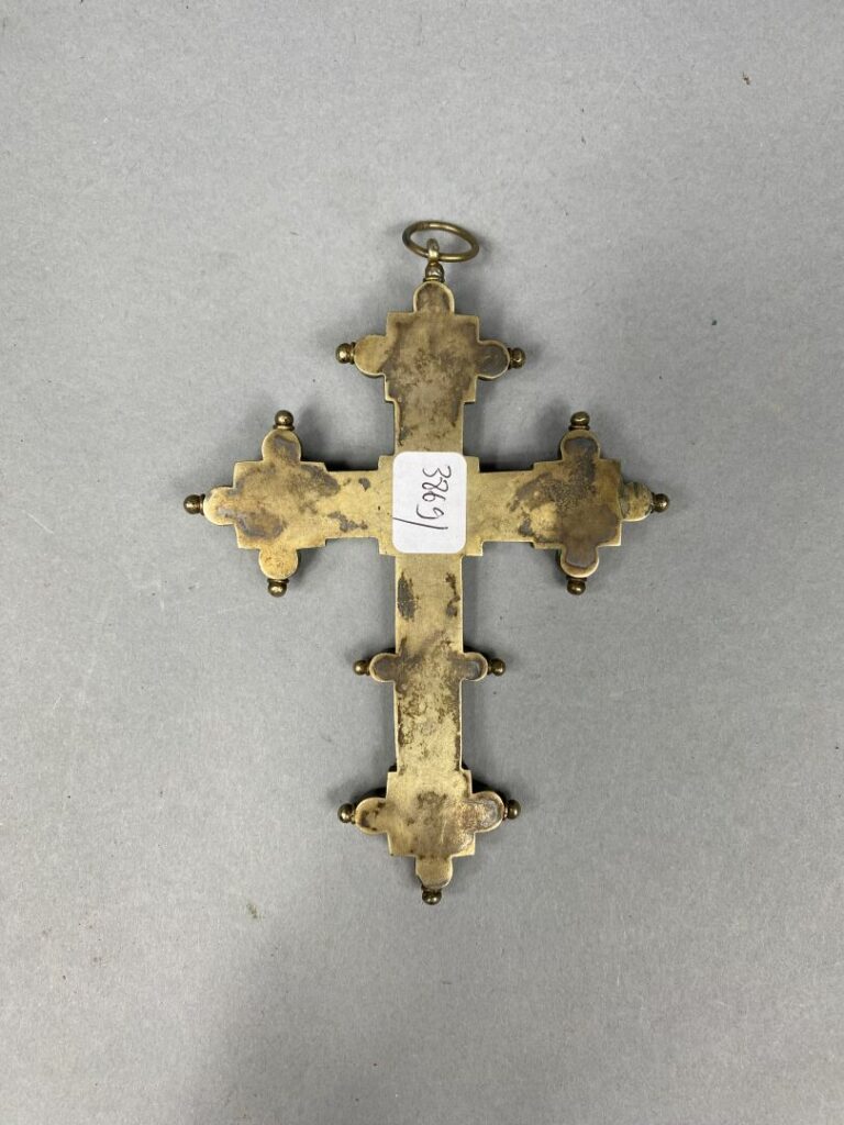 Croix en métal à décor de micromosaïque figurant des colombes et les instrument…