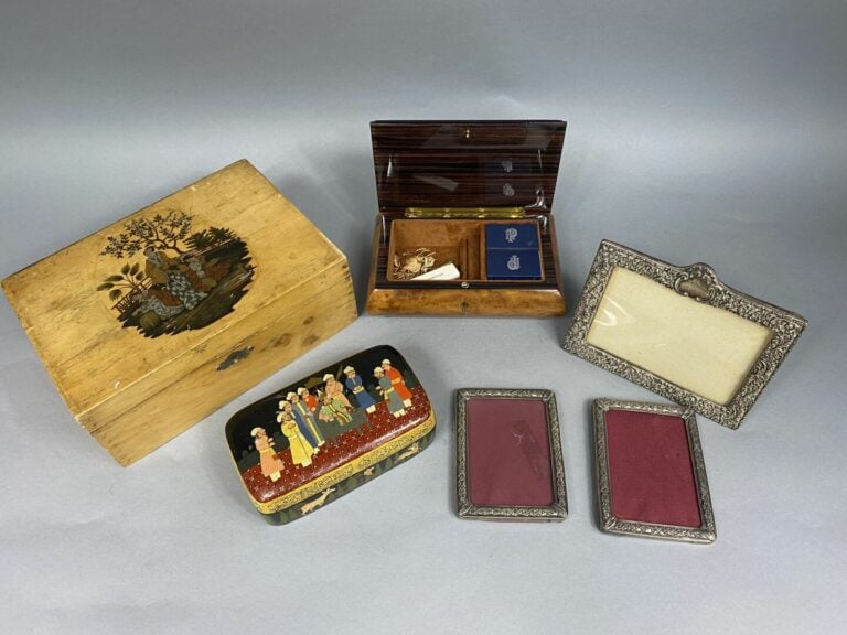 Lot comprenant une boîte en bois laqué à décor polychrome de personnages de Cou…