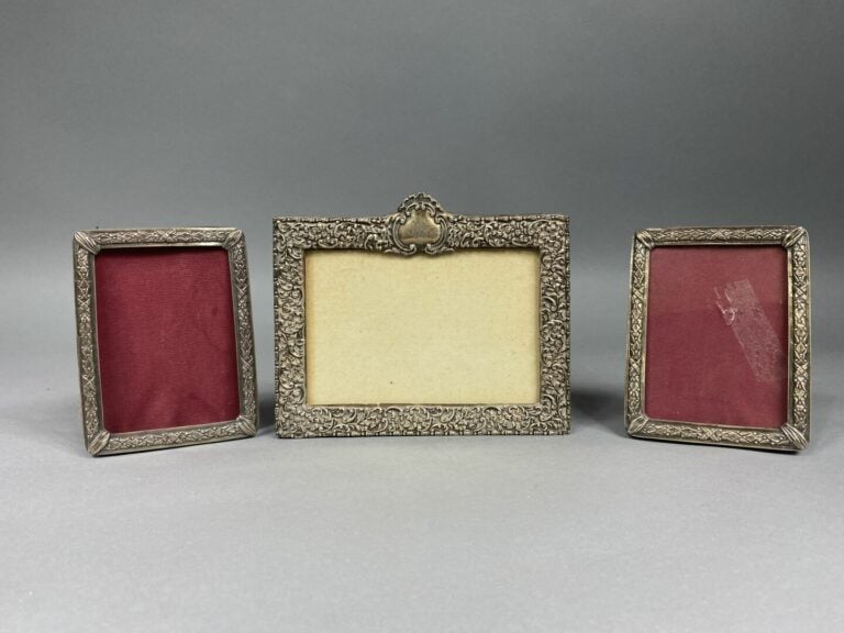 Lot comprenant une boîte en bois laqué à décor polychrome de personnages de Cou…