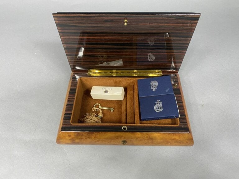 Lot comprenant une boîte en bois laqué à décor polychrome de personnages de Cou…
