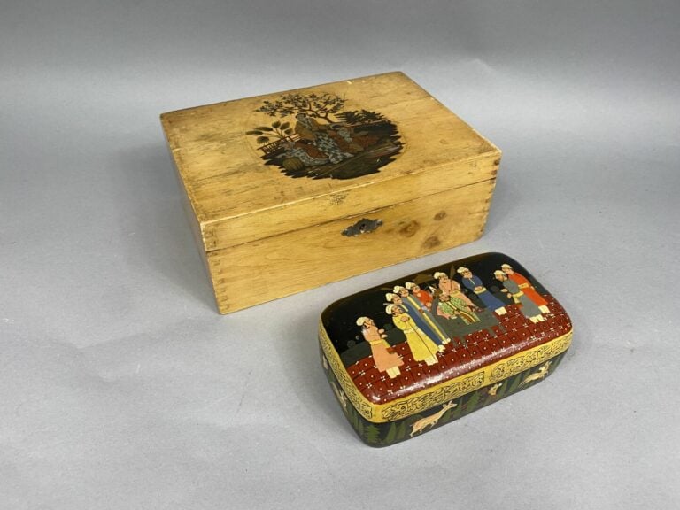 Lot comprenant une boîte en bois laqué à décor polychrome de personnages de Cou…