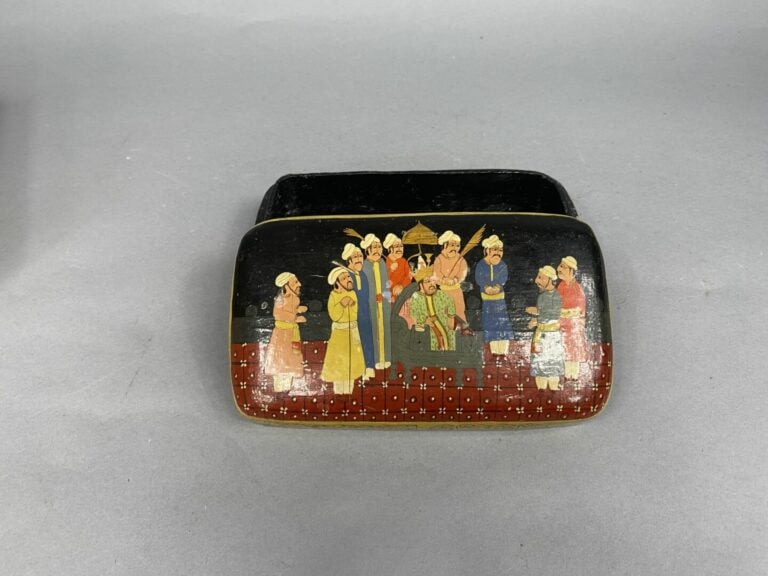 Lot comprenant une boîte en bois laqué à décor polychrome de personnages de Cou…