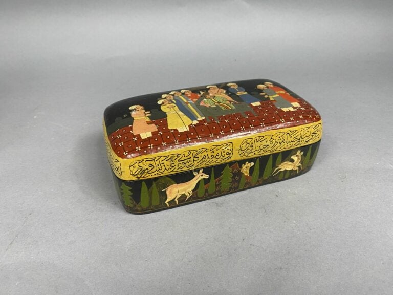Lot comprenant une boîte en bois laqué à décor polychrome de personnages de Cou…
