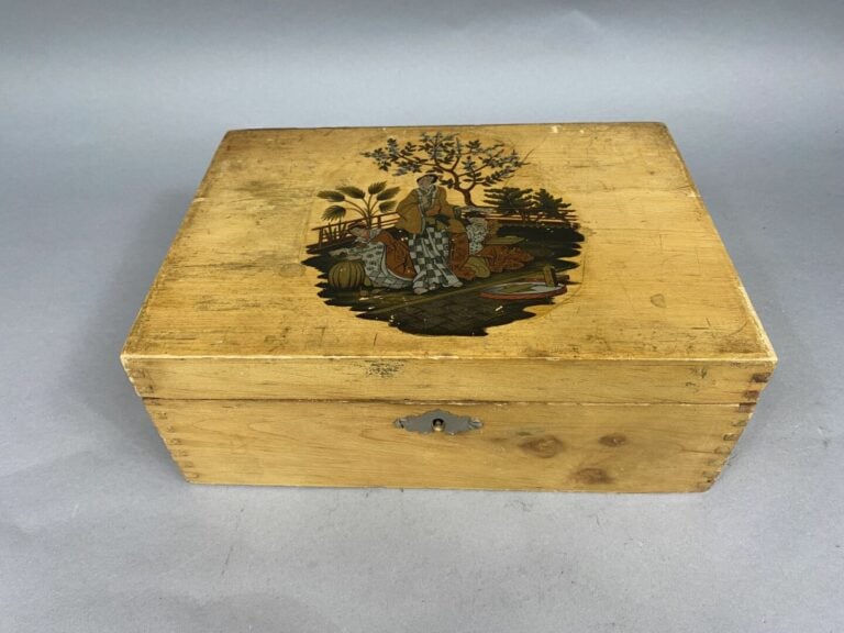 Lot comprenant une boîte en bois laqué à décor polychrome de personnages de Cou…