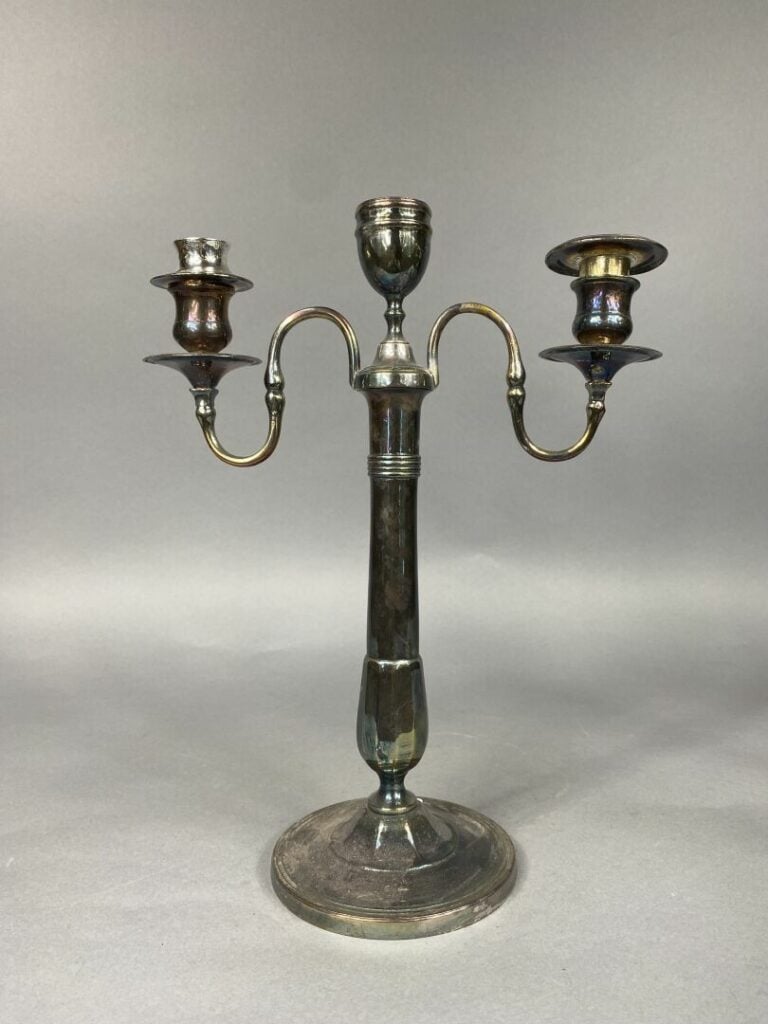 Paire de candélabres à trois lumières en métal argenté, le fût balustre à pans…