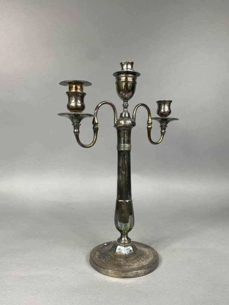Paire de candélabres à trois lumières en métal argenté, le fût balustre à pans…