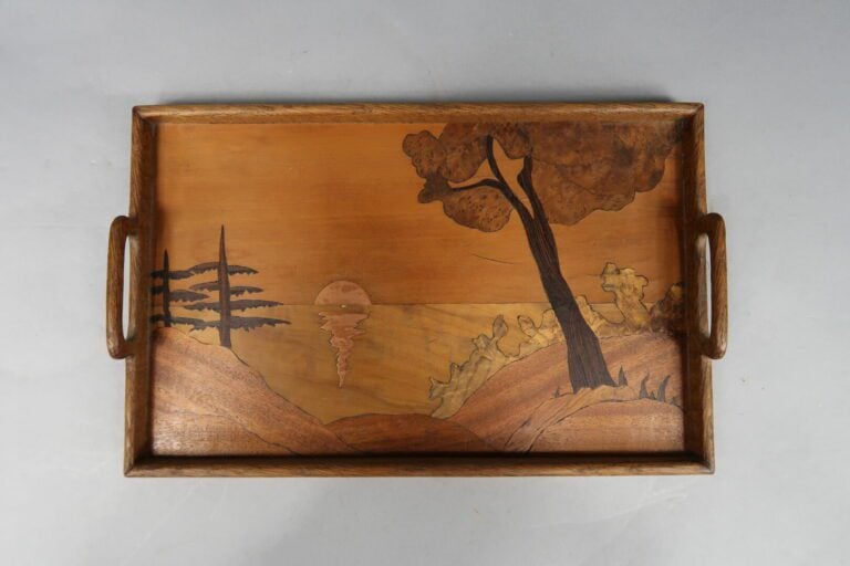 Deux plateaux en bois marqueté à décor de bord de mer au coucher de soleil - Mo…