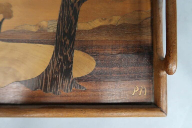 Deux plateaux en bois marqueté à décor de bord de mer au coucher de soleil - Mo…
