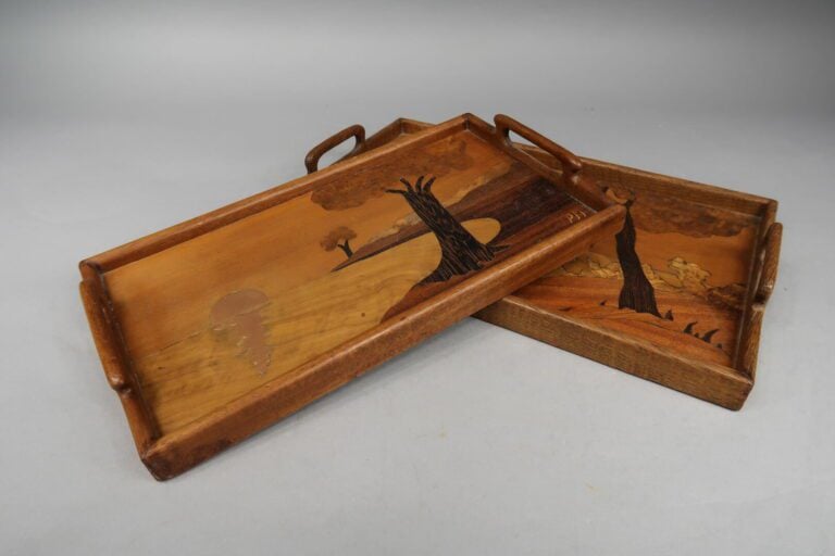 Deux plateaux en bois marqueté à décor de bord de mer au coucher de soleil - Mo…