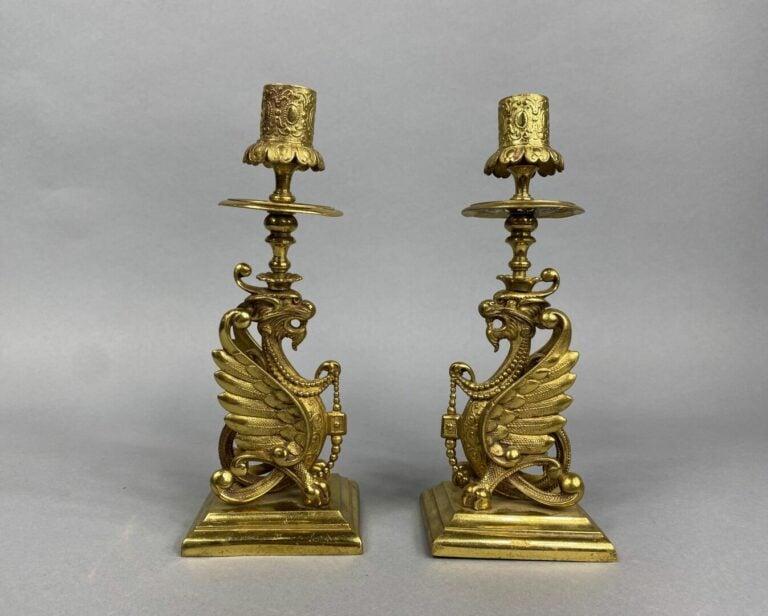 Paire de bougeoirs en bronze doré à décor de griffons ailés, base carrée - H :…