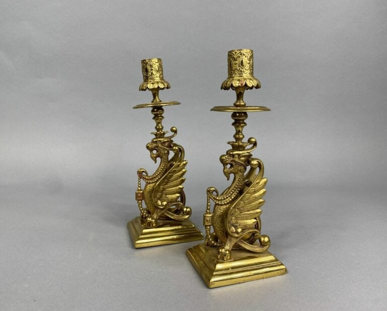 Paire de bougeoirs en bronze doré à décor de griffons ailés, base carrée - H :…