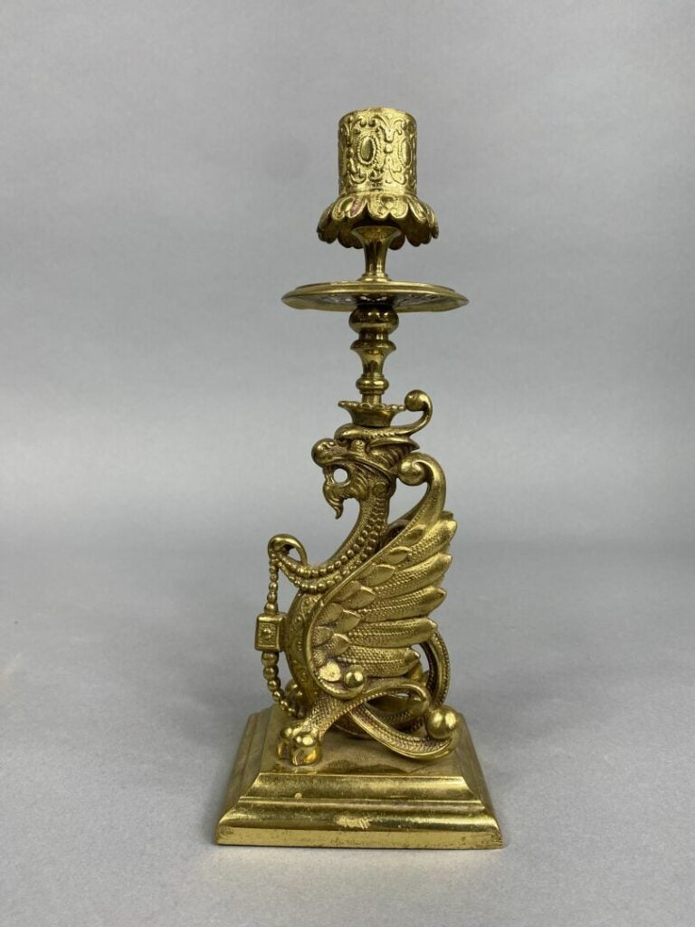 Paire de bougeoirs en bronze doré à décor de griffons ailés, base carrée - H :…