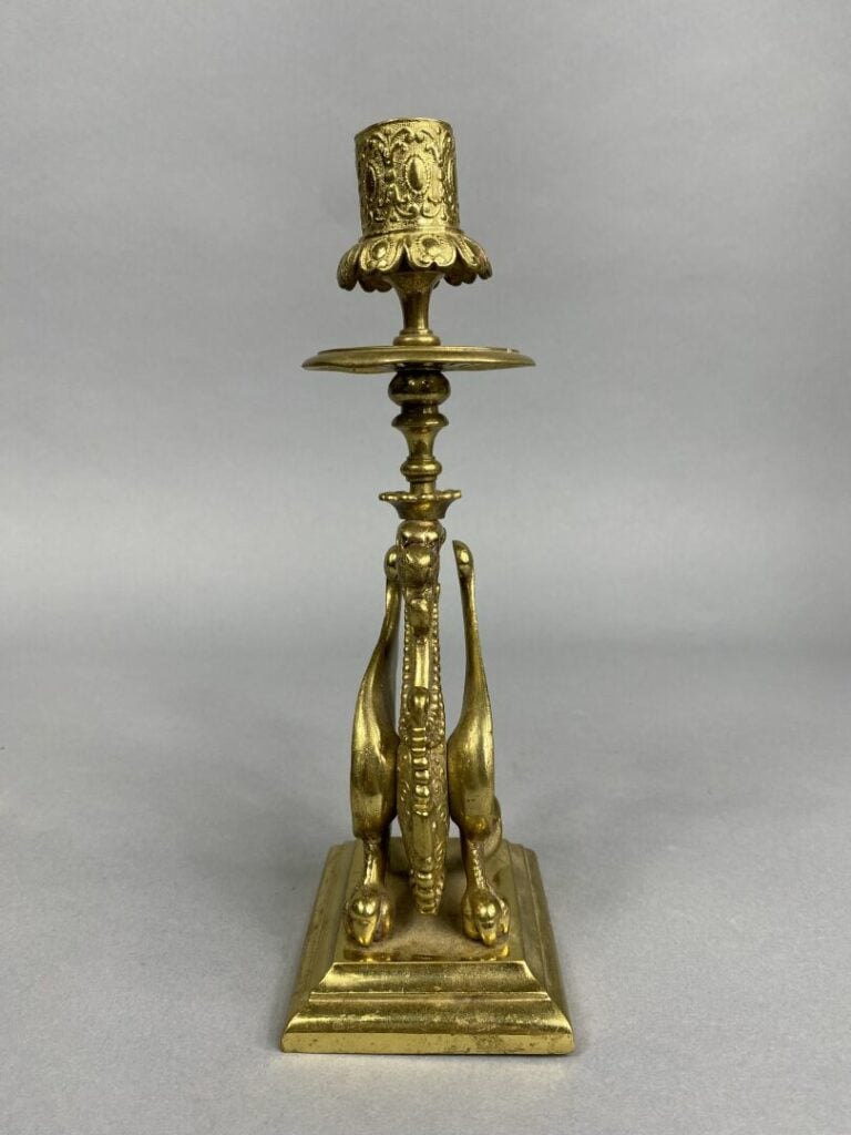 Paire de bougeoirs en bronze doré à décor de griffons ailés, base carrée - H :…